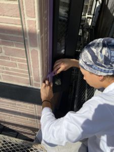 サイデイングの目地 サッシ廻りのシーリング材が心配 シーリングとコーティングの違いて 町田市 横浜市 川崎市の屋根 外壁リフォームなら塗り替え 屋根葺き替え グラスビトウィーン