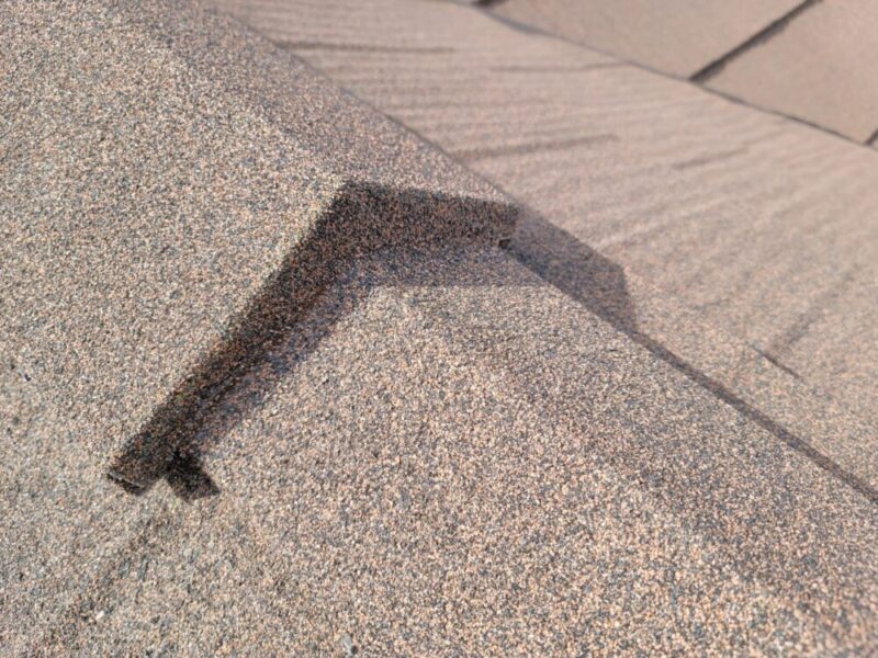 屋根カバー工法で換気棟を取付風景