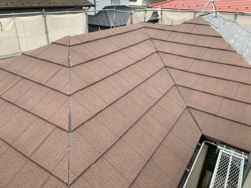 屋根カバー工法でエコグラーニを取付風景