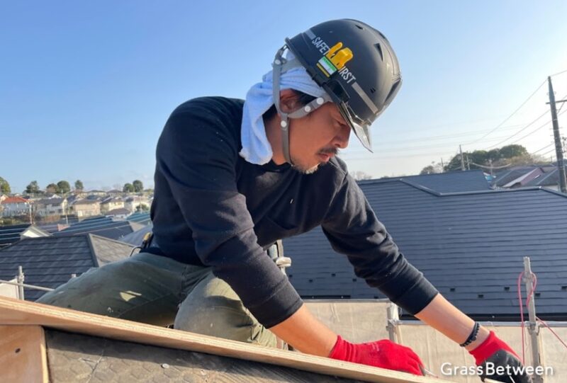 屋根カバー工法の作業員画像