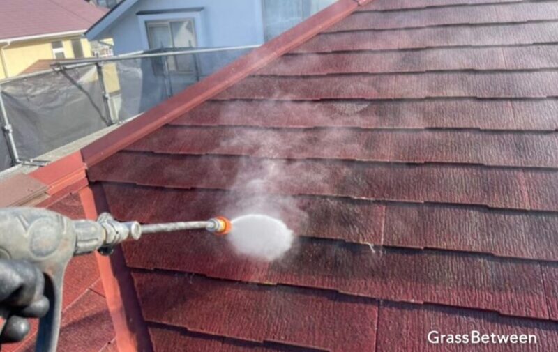 屋根高圧洗浄作業画像