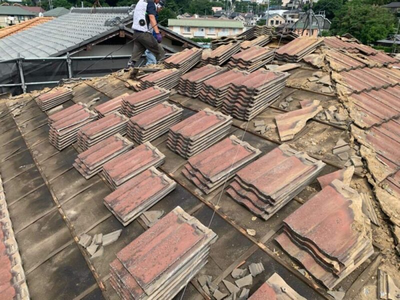 屋根瓦撤去の様子画像