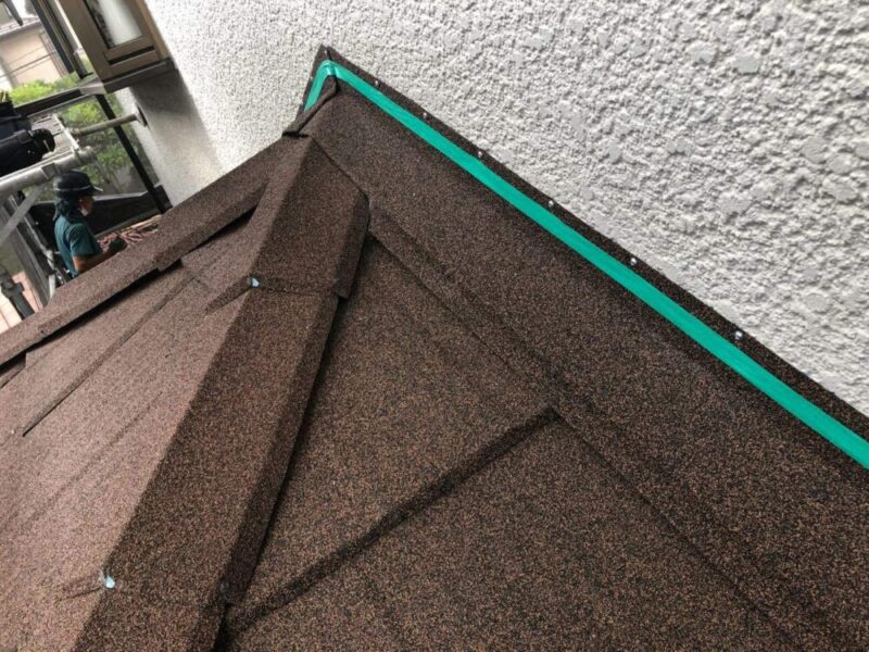 下屋根の雨仕舞にコーキング施工画像