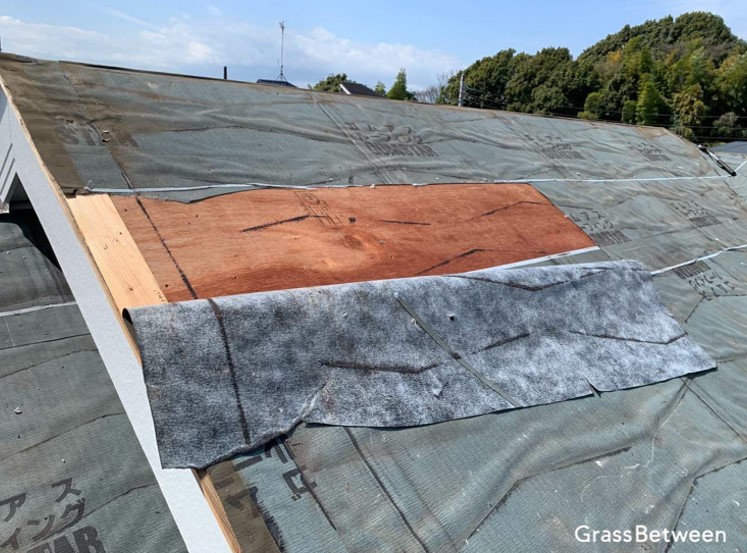 屋根ルーフィングを剥がして下地の野地板を点検する画像