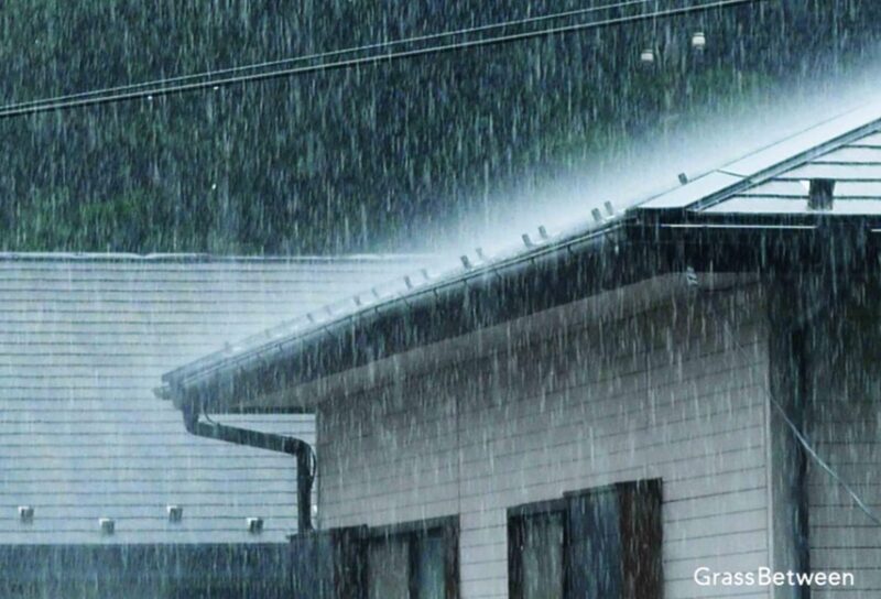 屋根に豪雨が当たっている様子の画像