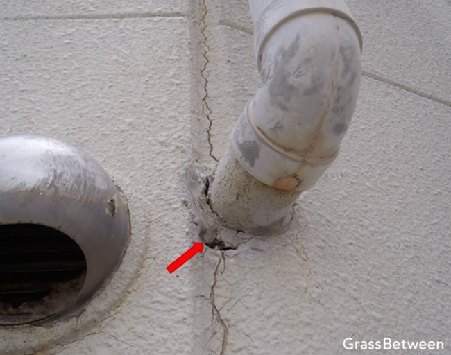 外壁と給排水管とのコーキングの傷みによる隙間画像