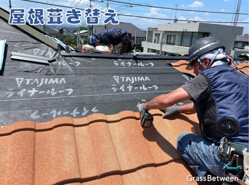 屋根工事の職人画像
