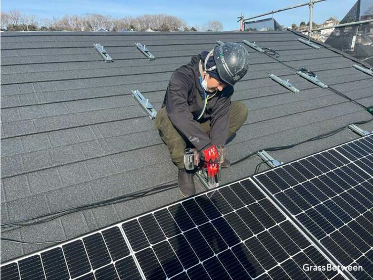 屋根葺き替え後の太陽光パネル設置風景画像