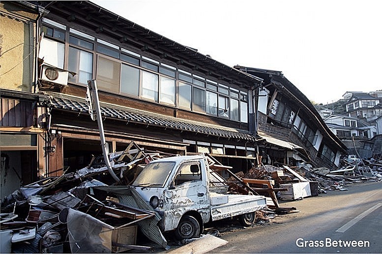 地震で倒壊した家屋の画像
