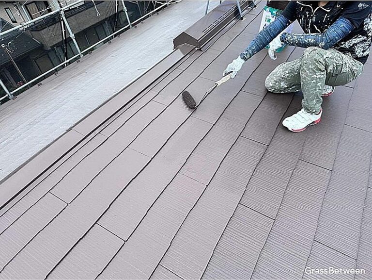 屋根塗装をしている作業員画像