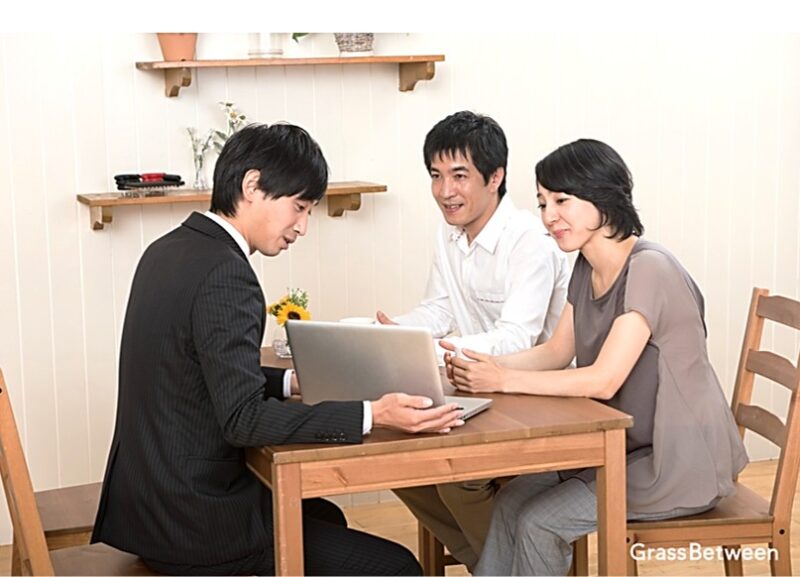 打合せをする営業マンとお客様夫婦の画像