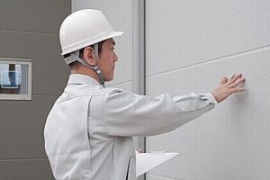 外壁を点検している作業員画像
