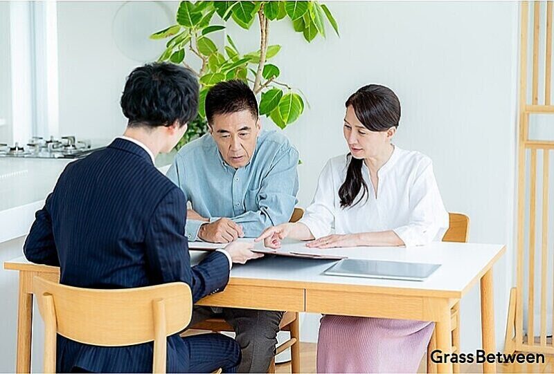 営業マンと綿密な打合わせをするお客様画像